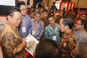 Group CEO Sinar Mas Land Michael Widjaja – (kiri) menjelaskan proyek Digital Hub BSD City yang akan menjadi “Sillicon Valley” Indonesia kepada Presiden RI Joko Widodo pada acara pembukaan Indonesia Fintech Festival & Conference di Indonesia Convention Exhibition (ICE) di BSD City, Tangerang Banten (30/8/16). 