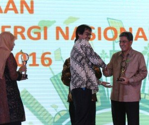 Managing Director President Office - Dhony Rahajoe (kanan) menerima trophy