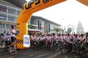 Managing Director Paramount Land Andreas Nawawi melepas para peserta Fun Bike 