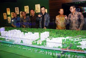 Indra W. Antono, Wakil Direktur Utama PT Agung Podomoro Land Tbk menjelaskan proyek PGV di depan maket