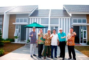 Direksi ISPI dan perwakilan BTN di depan rumah contoh De Valley