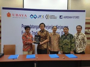 Ki-Ka: Dirut Agrodana Futures Laurentius Gunawan, Rektor Ubaya Joniarto Parung, Dirut Kliring Berjangka Indonesia (Persero) Tris Sudarto, Dirut Jakarta Futures Exchange Stephanus Paulus Lumintang, dan Sekretaris Bappebti Didi Sumedi usai penandatanganan kerjasama.