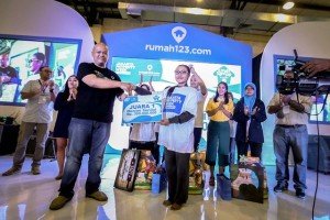 Country Manager Rumah123.com Ignatius Untung (kiri) menyerahkan hadiah kepada Risma Diyan Saputri (kanan)