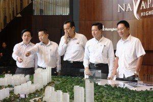 Manajemen Nava Park di depan maket rencana pengembangan Nava Park