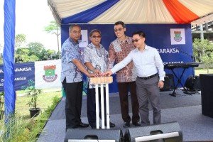 Direksi Paramount Land dan pejabat Pemkab Tangerang saat penekanan tombol sirine dan pelepasan burung merpati sebagai simbolis dibukanya Hutan Kota Tigaraksa