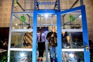 Country General Manager Rumah123.com, Ignatius Untung (kedua kanan), saat berada di dalam rumah sempit yang akan diperlombakan