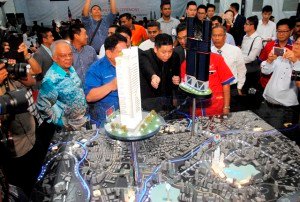 Executive Director M101 Holdings SDN, BHD, Dato’ Seth Yap (tengah) di depan maket M101 Skywheel