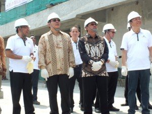 Ki-Ka : Habib Ali Ba Agil (Komisaris  PT Wisma Purnayudha Putra), Hutomo Mandala Putra (Komisaris Utama PT Wisma Purnayudha Putra), H. Tri Kurniadi, S.H, M.Si , Wali Kota Jakarta selatan dan Harry Gunawan (Direktur Utama PT. Kencana Graha Optima) saat melakukan prosesi topping off 