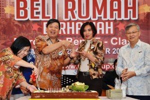 Komisaris Utama ISPI Group Preadi Ekarto (dua dari kiri) usai pemotongan kue 23 tahun ISPI Group