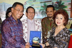 Kepala Divisi Operasi Cabang II PT PP (Persero) Tbk, Anton Satyo Hendriatmo (kiri) dan Direktur Utama PT. Megapolitan Developments, Melani Lowas Barak Rimba (kanan) usai penandatanganan kerjasama