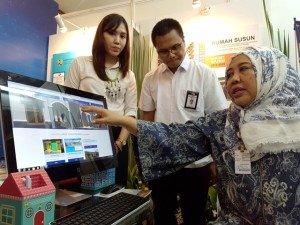 Sekjen Kementerian PUPR Anita Firmanti saat mengunjungi stan Ditjen Penyediaan Perumahan di sela-sela Pameran Teknologi, Informasi dan Komunikasi (TIK) Kementerian PUPR Expo 2016