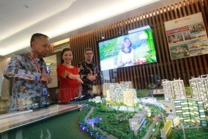 Komisioner Progress Group Derice Sumantri (tengah) di depan maket Paradise Resort