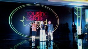 General Manager SPS Group Tuti Mugiastuti saat menerima trophy