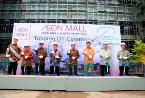 (Kiri-Kanan) Sami Miettinen (Direktur Utama Jakarta Garden City), Oscar Tavera (Komisaris PT Modernland Realty Tbk.), L.H. Freddy Chan (Wakil President Director PT Modernland Realty Tbk.), William Honoris (President Director PT Modernland Realty Tbk.), Mr. Okazaki Ryuma (President Director Aeon Mall Indonesia), Mr. Toyofumi Kashi (President Director Aeon Indonesia), Mr. Shirou Osada (Senior Executive Managing Officer TAKENAKA Corporation), dan Mr. Yasushi Fujioka (President Director PT. TAKENAKA INDONESIA) saat prosesi topping off.