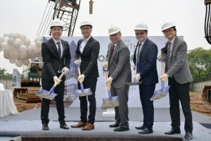Presiden Direktur Triniti Dinamik, Samuel Stepanus Huang (paling kanan) dan Founder Triniti Property Group Bong Chandra (dua dari kiri) serta jajaran Direksi Triniti Dinamik saat prosesi ground breaking The Smith-Soho Office, Jumat (22/2).