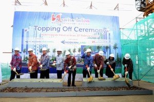 Wakil Presiden Direktur PT Modernland Realty Tbk. Freddy Chan (paling kiri), Presiden Komisaris PT Modernland Realty Tbk. Luntungan Honoris (ketiga kiri) dan Managing Director Hospitality PT Modernland Realty Tbk. Reagan Honoris (lima kiri) saat prosesi topping off.