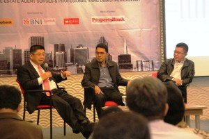 Ketua Umum AREA Indonesia Tony Edy, Ferry Salanto Director Research Colliers International Indonesia dan Indra Utama Pemimpin Redaksi Property&Bank sebagai moderator dalam diskusi sehari Meraih Peluang Pasar Properti dengan Sertifikasi Profesi Real Estate Agent, Menjadi Real Estate Agent Sukses, Profesional dan Diakui Pemerintah
