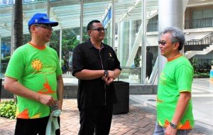 Bambang Setiobudi Direktur ICM (kanan) bersama Adjit Lauhatta Ketua DPP Persatuan Perhimpunan Penghuni Rumah Susun Indonesia (kiri) berdiskusi dengan Awan Rahargo Senior Manager MURI (tengah) seusai pengumuman Pemecahan Rekor MURI Kategori Senam Pilates Terbanyak, Sabtu, 4 Maret 2017, di Podomoro City, Jakarta.
