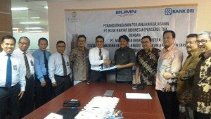 Direktur Utama PT Mahardika Gagas Sejahtera Lukman Purnomosidi berjabat tangan dengan Kepala Divisi Konsumer PT Bank Rakyat Indonesia (Persero) Tbk, Sutadi Prayitno usai penandatanganan