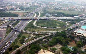 Kepadatan menjelang pintu tol Karang Tengah.
