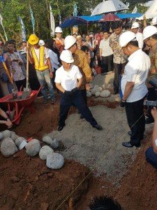 Proses Peletakan Batu Pertama Pembangunan Rumah Guru di Kabupaten Gowa, Sulawesi Selatan