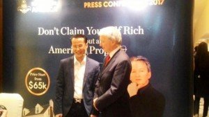 Hans Herwin, Chief Marketing Officer Asia Pacific Region, Helix Homes America LLC (kiri) berbincang dengan Dolf De Roos No.1 Internasional Property Guru (kanan) saat US Real Estate Summit 2017 di Jakarta, Sabtu, 15 April 2017