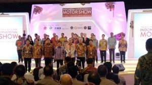 Wapres RI Jusuf Kalla didamping undangan lainnya saat pembukaan IIMS 2017