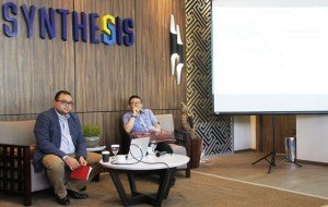 Yoga Adiwinarto, Country Director The Institute for Transportation and Development Policy (ITDP) bersama Julius Warouw, Managing Director Synthesis Square membedah konsep TOD.