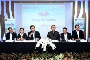 Ervan Adi Nugroho-Presiden Direktur Paramount Land (ketiga dari kiri), Andreas Nawawi-Managing Director (keempat dari kiri), Aryo T. Ananto-Director (kedua dari kanan) dan Frans Wongso-Director (paling kanan) saat memberikan penjelasan 'Napoli' di Gading Serpong.