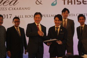 Direktur Utama PT. Graha Puji Propertindo, Damian Pudjiadi (kiri) dan Norihiro Kato, Director Taisei (kanan) berjabat tangan usai penandatanganan kerjasama