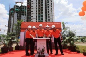 Prosesi topping off tower II Marigold Condominium, Nava Park BSD City, 30 Maret 2017