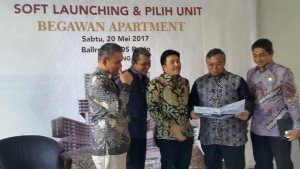 Bagus Febru Saptono, Project Director Begawan Apartment PPRO (baris kedua kiri) mendampingi Galih Saksono, Direktur Realti PPRO (baris ketiga) dan Indaryanto, Direktur Keuangan PPRO (baris keempat)