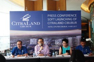 Harun Hajadi Managing Director Ciputra Group (tengah), Nanik J, Santoso Director Ciputra Group (kanan), dan Iskandar Witjaksono Director Ciputra Group (kiri) saat Konferensi Pers Launching Perdana CitraLand Cibubur, Minggu, 14 Mei 2017, di Hotel Ciputra Cibubur.