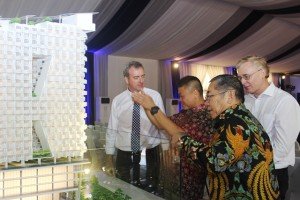 Manajemen Cartensz Residence di depan maket proyek.
