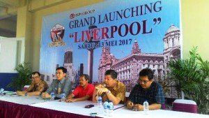Komisaris Utama ISPI Group Preadi Ekarto menjelaskan produk Liverpool saat jumpa media