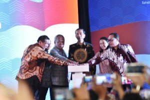Direktur Utama Bank BTN Maryono (paling kanan) bersama Presiden RI Joko Widodo saat peresmian Villa Kencana Cikarang, Kamis (4/5)
