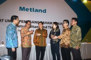 Jajaran Direksi PT Metropolitan Land, Tbk (MTLA) berbincang usai RUPS, Jumat (19/5)