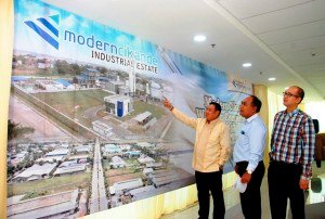 (Kiri-Kanan) Direktur Utama PT Modern Industrial Estat Pascall Wilson, General Mananger Operational PT Modern Industrial Estat I Wayan Satia, General Manager  Sales & Marketing PT Modern Industrial Estat Erwin Wijaya.