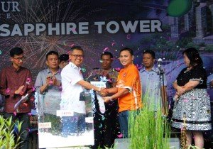 Penyerahan hadiah berupa Toyota Avanza