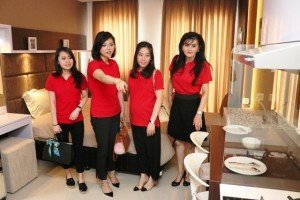Direktur PT Pikko Land Development Tbk Sicilia Alexander Setiawan (kedua kiri) didampingi Komisaris PT Pikko Land Development Tbk, Elizabeth Jane (kanan) dan Direktur Pikko Group, Alice Neonardi (kedua kanan) serta Direktur Pikko Group, Steffie Neonardi (kiri) meninjau dari dekat unit retail area pusat bisnis dan komersial kawasan terpadu Signature Park Grande dalam acara Grand Opening Show Unit dan Penandatangan Kerjasama Tenan Retail, di Jakarta (29/4).