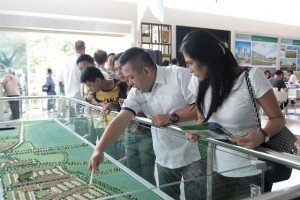 GM Marketing & Sales Jakarta Garden City Hyronimus Yohanes menjelaskan produk Jakarta Garden City