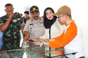 Camat Mustika Jaya Aty Rostaty (dua dari kanan) dan Manager Realti Familia Urban Chrishandono Heswadhi (paling kanan) di depan maket Familia Urban 