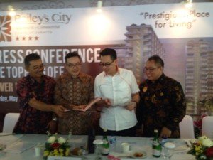 (ki-ka) Regional Director Gapuraprima Grup, Adi Susila, Komisaris PT. Gapura Inti Sejahtera, Arvin F. Iskandar, CEO Gapura Prima Group, Rudy Margono dan Senior GM Bailey's City, Darma Darmaja usai topping off  