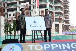 Direktur Utama Provident Development Ronnie Mustafa (kanan) dan Head of Sales & Marketing Grand Dadap City Hadiwanto (kiri) memperkenalkan nama baru Grand Dadap City