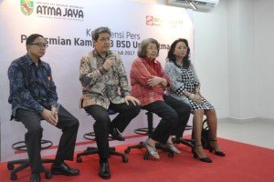 Managing Director President Office Sinar Mas Land, Dhony Rahajoe (dua dari kiri) saat konferensi pers