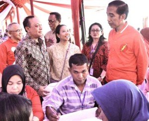 Direktur Utama Bank BTN Maryono (kiri) saat mendampingi Presiden RI Joko Widodo pada peluncuran rumah subsidi di Pekanbaru