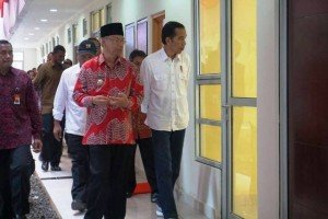 Presiden RI Joko Widodo bersama rombongan saat meninjau Rusunawa Temanggung