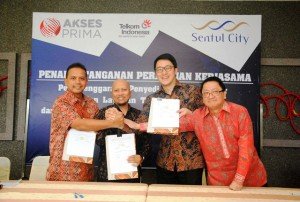 (Kiri – Kanan) Teuku Muda Nanta, Executive Vice President Telkom Regional 2 Jabotabek, Gunung Kartiko, Presiden Direktur PT Akses Prima Indonesia, dan Keith Steven Muljadi, Presiden Direktur PT Sentul City Tbk.