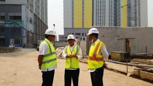  Dirjen Penyediaan Perumahan Kementerian PUPR Syarif Burhanuddin (tengah) berbincang dengan Kepala Satker Pengembangan Kawasan (Kanan) dan Pejabat Pembuat Komitmen Rumah Susun Bertingkat Tinggi Kemayoran Kemayoran Ditto Ferakhim (kiri) saat kunjungan ke Rusun Atlet Asian Games Kemayoran, Jakarta.