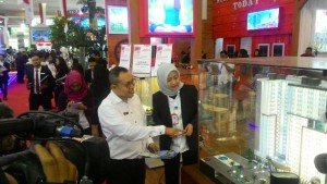 (ki-ka) GM Corporate Sales & Marketing APP Happy Murdianto dan Direktur Pemasaran PT Adhi Persada Properti Wahyuni Sutantri di depan maket salah satu proyek APP